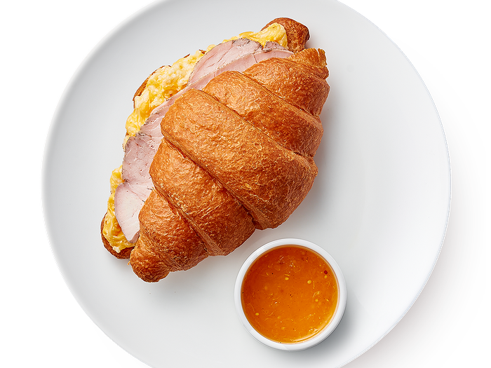 Сэндвич на круассане с индейкой и мандариновым соусом Eggsellent x Лавка