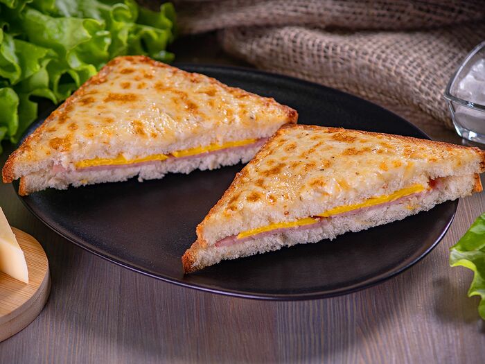Горячий сэндвич Крок-месье с ветчиной и сыром