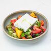 Фото к позиции меню Греческий салат с цитрусовой заправкой