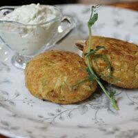 Кабачковые котлеты с пармезаном и огуречным соусом