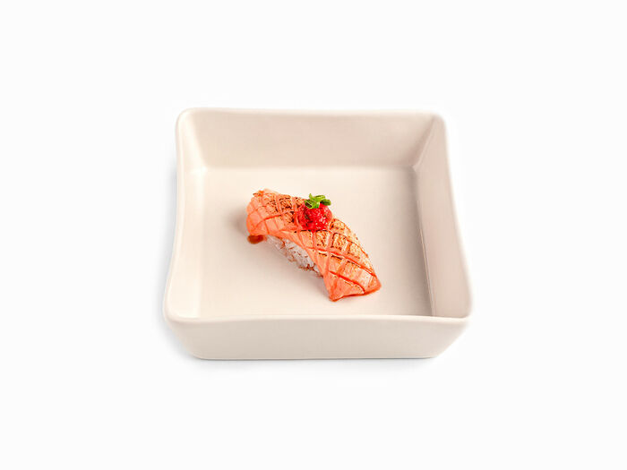 Суши опаленный лосось