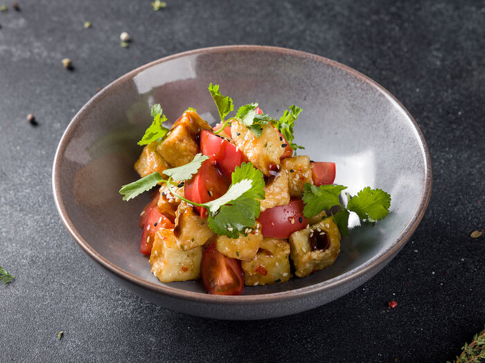 Азиатский салат с хрустящими баклажанами и томатами