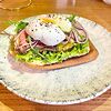 Фото к позиции меню Сэндвич с ростбифом и яйцом пашот
