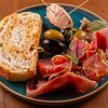 Фото к позиции меню Прошутто, оливки, крем чиз с вялеными томатами