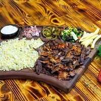 Мясо по-турецки на тарелке с рисом и говядиной