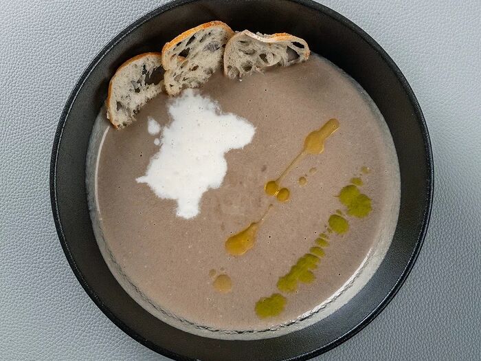 Крем-суп грибной с трюфелем и моцареллой