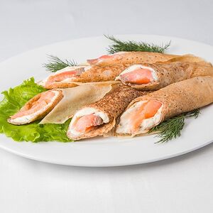 Блины со сливочным сыром и семгой