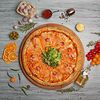 Фото к позиции меню Пицца Цезарь с семгой и креветками