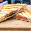 Фото к позиции меню Сэндвич-тост с ветчиной, сыром и овощами