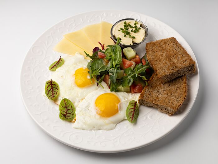 Глазунья из двух яиц с овощным салатом и злаковым тостом