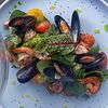 Фото к позиции меню Тёплый салат с морепродуктами