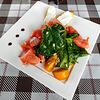 Фото к позиции меню Лёгкий салат из лосося и овощей