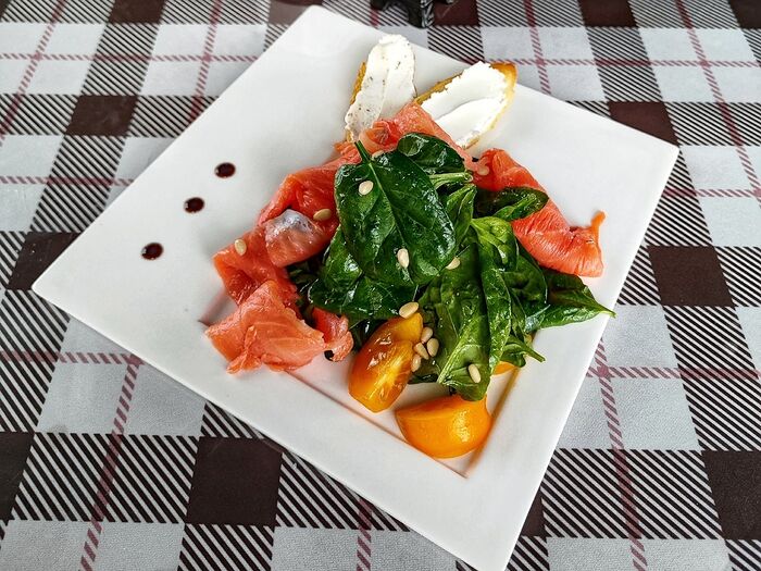 Лёгкий салат из лосося и овощей
