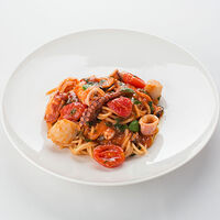 Спагетти с морепродуктами и томатами даттерини