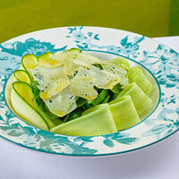 Зеленый салат с гуакамоле и сыром грана падано