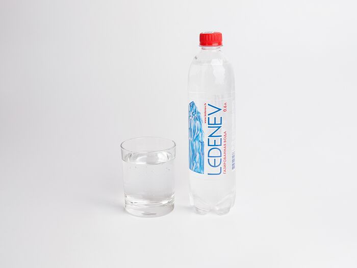 Вода питьевая газированная Ledenev