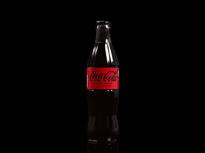 Напиток Coca-Cola в стекле без сахара