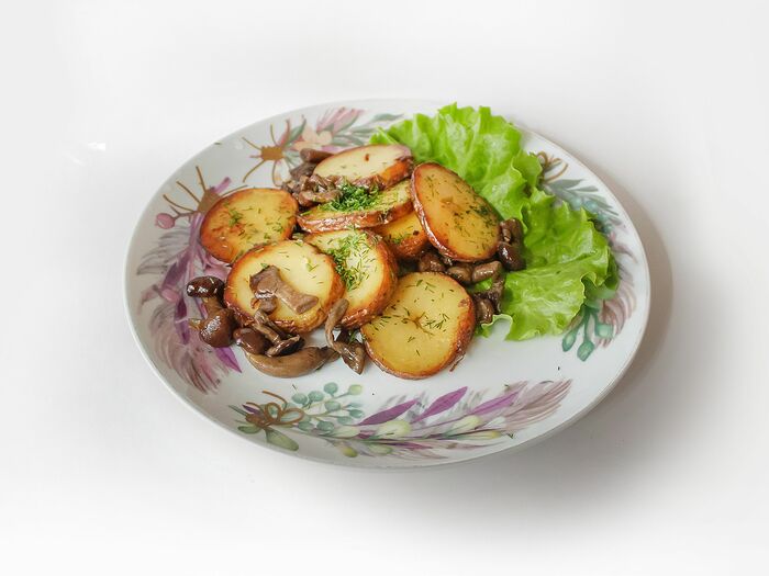Жареный картофель в мундире с опятами