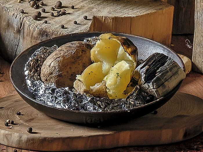 Печенный в золе молодой картофель с салом