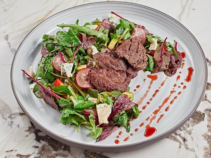 Теплый салат из говяжьей вырезки с микс-салатом и соусом Мартель