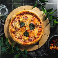 Пицца с томатами и моцареллой