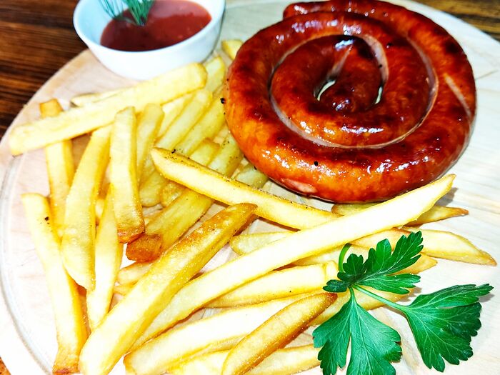 Комбо Колбаска гриль с картошкой фри и красным соусом