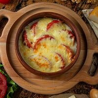Жареный сыр сулугуни со свежими томатами