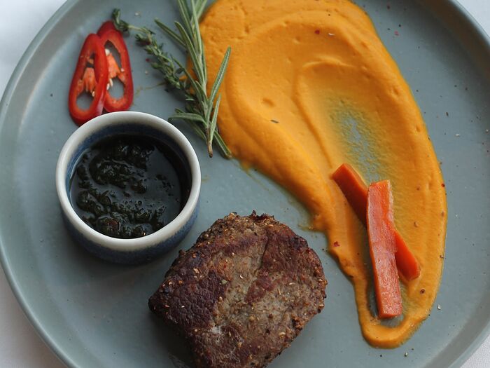 Миньон в перечно-сливочном соусе с морковным пюре