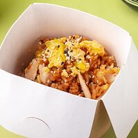 Жареный рис с куриным филе