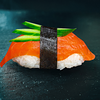 Фото к позиции меню Суши с копченым лососем и огурцом