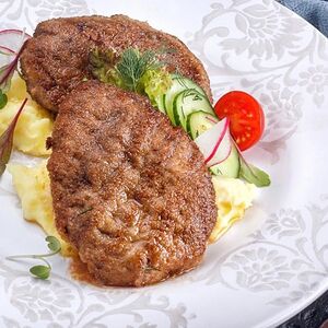 Сочные мясные котлетки с солёным огурчиком и картофельным кремом