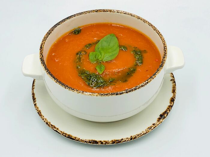 Томатный суп с соусом песто и базиликом
