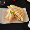 Фото к позиции меню Сэндвич с курочкой су-вид и сыром чеддер