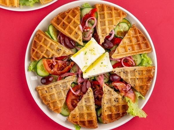 Греческий салат с сыром и ржаной вафлей