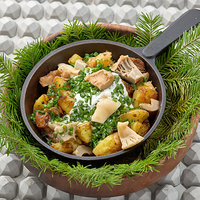 Сковорода с жареным картофелем и уральскими грибами