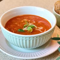 Крем-суп из томатов со страчателлой и креветками