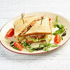 Фото к позиции меню Сэндвич с индейкой, сыром, томатами, соленым огурцом и луком