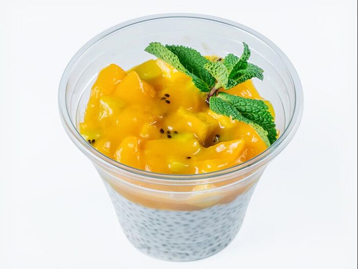 Мусс из семян чиа с тропическими фруктами и соусом манго