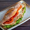 Фото к позиции меню Сэндвич на багете с курицей и соусом блю-чиз