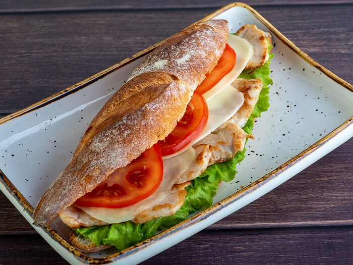 Сэндвич на багете с курицей и соусом блю-чиз