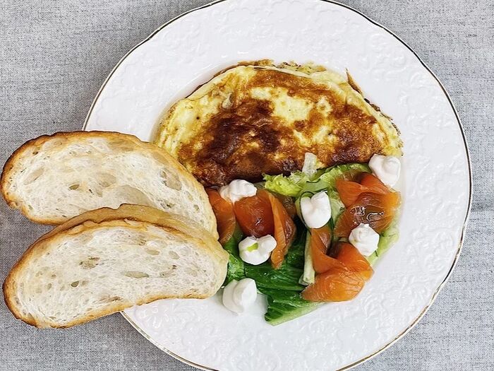 Омлет с лососем слабой соли, овощами и салатом