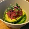 Фото к позиции меню Тартар из тунца с авокадо, острым соусом и маслом из трав
