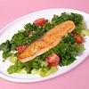 Фото к позиции меню Тёплый салат с лососем гриль и соусом из тунца