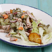 Салат с бужениной, жареным картофелем, корнишонами и красным луком