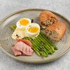 Фото к позиции меню Завтрак со спаржей, бужениной и яйцом под соусом голландез