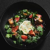 Салат с хрустящими баклажанами и томатами