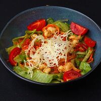 Теплый салат с креветками