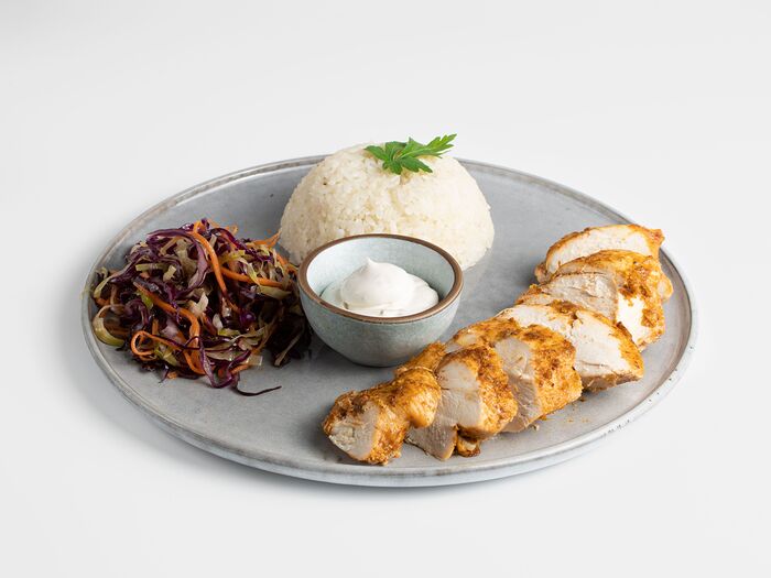 Куриное филе с рисом, салатом и белым соусом