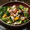 Фото к позиции меню Теплый салат с кальмаром и хрустящими овощами