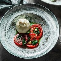 Буррата, маринованные томаты, пажитник и песто из рукколы